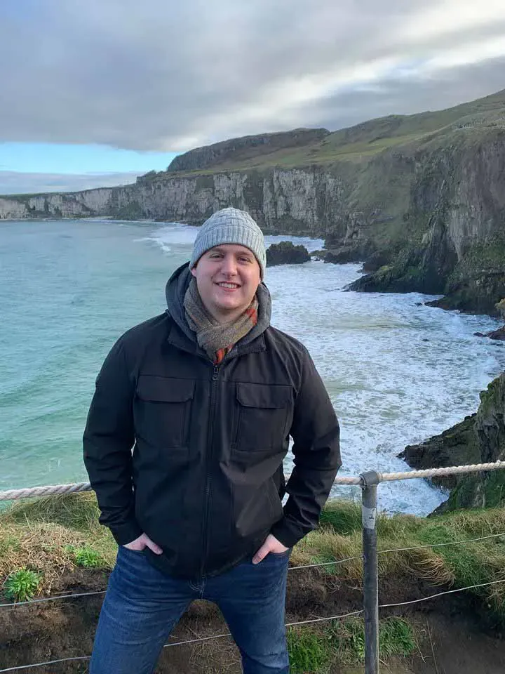 爱尔兰，一名男子站在悬崖边
