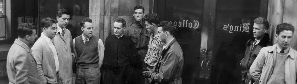 20世纪40年代，男人们在利记手机官网大楼外摆姿势